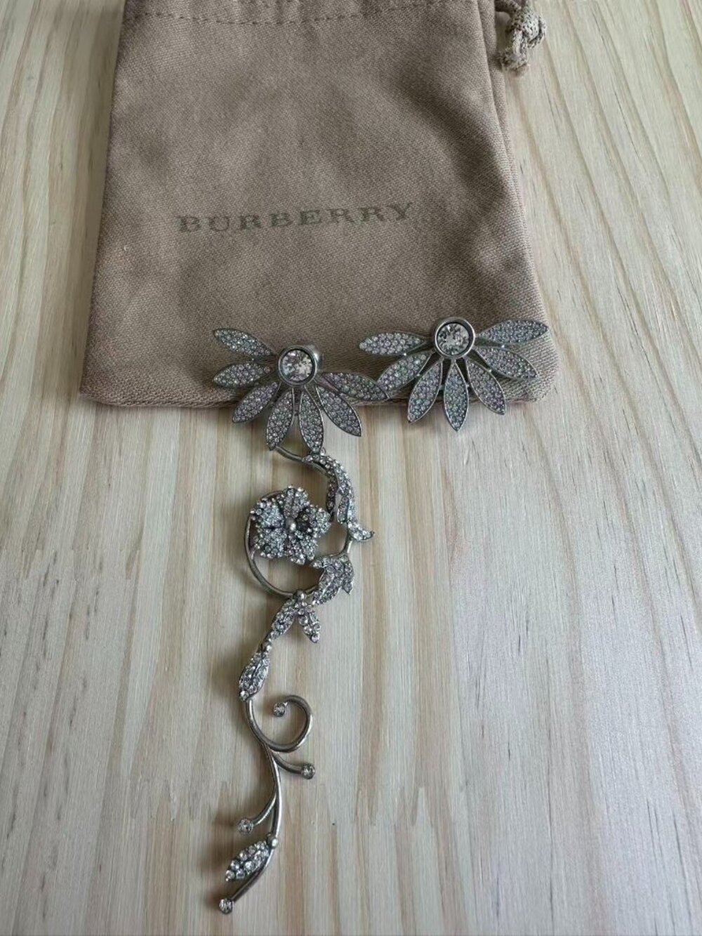 Burberry Crystal Daisy Asymmetrical Runway Earrings Palladium Floral - Picture 4 of 5